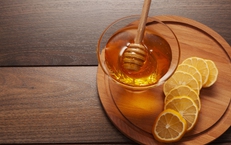 Uống chanh mật ong mỗi sáng: Thói quen tốt hay nguy cơ tiềm ẩn cho hệ tiêu hóa?