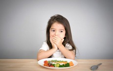 Li&#234;n tiếp trẻ nhập viện v&#236; h&#243;c dị vật: hướng dẫn cha mẹ c&#225;ch xử tr&#237; đ&#250;ng