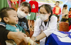 B&#225;c sĩ về th&#244;n bản kh&#225;m bệnh, ph&#225;t thuốc miễn ph&#237; cho người d&#226;n v&#249;ng cao