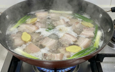 C&#243; n&#234;n chần thịt qua nước s&#244;i trước khi chế biến kh&#244;ng? Chuy&#234;n gia giải đ&#225;p th&#243;i quen của 90% b&#224; nội trợ