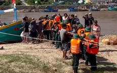 Bộ đội c&#249;ng người d&#226;n L&#226;m Đồng trục vớt h&#224;ng chục t&#224;u c&#225; bị lũ cuốn tr&#244;i