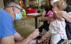 Tranh c&#227;i tại Mỹ về ch&#237;nh s&#225;ch ti&#234;m chủng mới cho trẻ sơ sinh