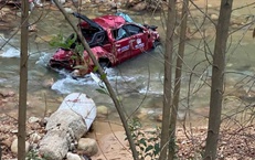 Ô tô bán tải chở 4 người bị hất văng xuống suối