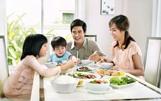 Bữa cơm gia đ&#236;nh liệu c&#243; c&#242;n hấp dẫn con trẻ trong thời đại đồ ăn nhanh?