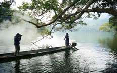 Rừng cổ thụ &#39;kho&#225;c &#225;o mới&#39; b&#234;n hồ nước ngọt đẹp nhất thế giới