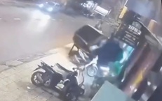 Clip &#244; t&#244; bất ngờ lao l&#234;n vỉa h&#232; t&#244;ng tr&#250;ng 3 người tại Quảng Trị