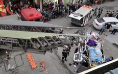 Rơi từ tầng cao chung cư xuống mái tôn, cháu bé thoát chết 'kỳ diệu'