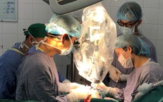 Lần đầu ti&#234;n b&#225;c sĩ Việt Nam vi phẫu thuật th&#224;nh c&#244;ng &#39;cứu&#39; ng&#243;n tay bệnh nh&#226;n đứt rời sau 25 giờ