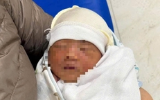 Đem trẻ sơ sinh bỏ ở cổng khu đ&#244; thị c&#249;ng d&#242;ng chữ &#39;kh&#244;ng t&#236;m lại con&#39;