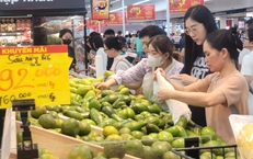 Trước nghỉ lễ 30/4-01/5: Gi&#225; rau củ ở chợ tăng nhẹ, si&#234;u thị lại khuyến mại s&#226;u