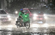 Cảnh b&#225;o mưa d&#244;ng, lốc s&#233;t ở nhiều khu vực Bắc Bộ v&#224; Trung Bộ đ&#234;m nay