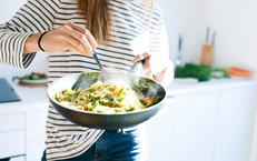 4 lợi &#237;ch khi tự nấu ăn để giảm c&#226;n