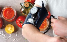 Người bị tăng huyết &#225;p n&#234;n uống g&#236;?
