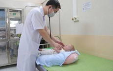 T&#236;m người th&#226;n b&#233; 6 th&#225;ng tuổi bị bỏ rơi trước cổng ch&#249;a Bồ Đề