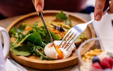 6 thực phẩm n&#234;n ăn trước khi uống rượu