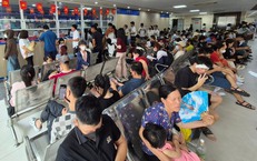 Chật k&#237;n người kh&#225;m bệnh da liễu m&#249;a h&#232;, người d&#226;n n&#234;n đặt kh&#225;m online