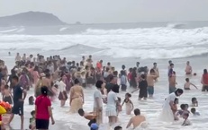 Hơn 20 người bị nước cuốn ở biển Cửa L&#242;