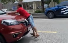 Th&#243;t tim cảnh t&#224;i xế &#39;chở người&#39; tr&#234;n nắp capo