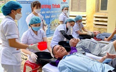 Cắt t&#243;c miễn ph&#237; nơi giường bệnh: Nơi l&#242;ng người ấm lại