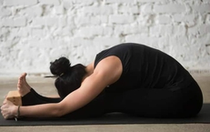 5 tư thế yoga đơn giản gi&#250;p thư gi&#227;n thần kinh ngay lập tức