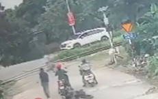 Clip: Nam thanh ni&#234;n cứu ch&#225;u b&#233; tho&#225;t chết trong t&#237;ch tắc khi t&#224;u hỏa lao đến