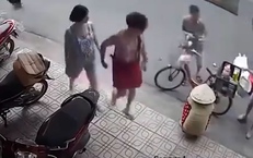 Phẫn nộ người phụ nữ cố t&#236;nh đẩy đổ xe đậu hũ, kh&#243;c l&#243;c để trục lợi t&#236;nh thương