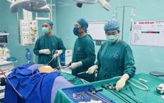 Thiếu ni&#234;n 13 tuổi bị d&#226;y sắt đ&#226;m xuy&#234;n bụng g&#226;y thủng ruột non, ruột gi&#224;
