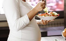 Mẹ bầu kh&#244;ng cần &#39;ăn cho hai người&#39; – ăn đ&#250;ng c&#225;ch, đủ vi chất