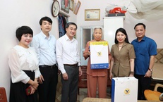 Thứ trưởng Bộ Y tế Trần Văn Thuấn thăm, tri &#226;n c&#225;c gia đ&#236;nh thương binh, liệt sĩ ở Hưng Y&#234;n