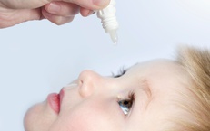 C&#243; n&#234;n d&#249;ng nước muối sinh l&#253; nhỏ mắt cho b&#233; thường xuy&#234;n?