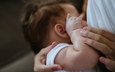 Cho trẻ dưới 6 th&#225;ng tuổi uống nước bao nhi&#234;u l&#224; đủ?
