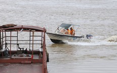 S&#244;ng Hồng dậy s&#243;ng m&#249;a b&#227;o, t&#224;u thuyền nhận cảnh b&#225;o hiểm họa r&#236;nh rập