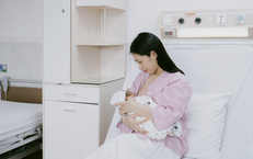 Khi mẹ mắc bệnh c&#243; n&#234;n tiếp tục cho con b&#250; sữa?