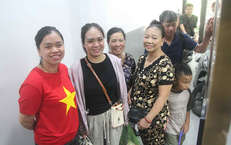 Người phụ nữ cho người lạ ở miễn ph&#237; chờ xem diễu binh, diễu h&#224;nh: &#39;T&#244;i vẫn lu&#244;n sẵn s&#224;ng mở cửa đ&#243;n ch&#224;o&#39;