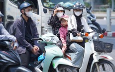 Người H&#224; Nội &#39;quay cuồng&#39; với c&#225;i nắng như thi&#234;u như đốt