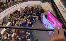 Người đàn ông rơi từ tầng 4 trung tâm thương mại Aeon Mall Long Biên