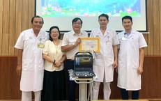 Thầy thuốc mua m&#225;y si&#234;u &#226;m tặng bệnh viện