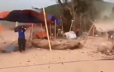 Vừa oằn m&#236;nh sau lũ dữ, x&#227; ngh&#232;o ở Nghệ An lại xuất hiện lốc xo&#225;y