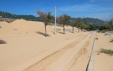 &#39;N&#250;i c&#225;t&#39; tr&#224;n ra giữa đường ven biển ở Kh&#225;nh Ho&#224;