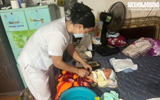 Ph&#225;t hiện b&#233; trai sơ sinh bị bỏ rơi trước nh&#224; l&#250;c rạng s&#225;ng