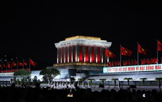 &#39;Dưới cờ vinh quang&#39; v&#224; khoảnh khắc đổi g&#225;c tại Lăng B&#225;c lay động h&#224;ng vạn kh&#225;n giả
