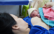Sữa mẹ – nguồn sống đầu đời v&#224; v&#236; sao phải cho con b&#250; ngay sau sinh?
