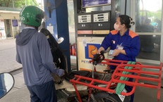 Gi&#225; xăng bật tăng trở lại, RON95 20.608 đồng/l&#237;t