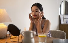 Thức khuya mấy đ&#234;m th&#236; da bắt đầu l&#227;o h&#243;a nhanh ch&#243;ng?
