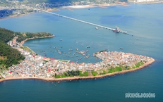 Một dải non s&#244;ng nh&#236;n từ m&#225;y bay trực thăng