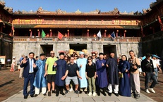 Du khách hào hứng tham quan di tích Huế, xem tái hiện lễ Ban sóc đầu năm mới