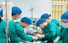 Thanh niên khỏe mạnh bất ngờ sốc tim, bác sĩ bệnh viện miền núi cứu sống bằng kỹ thuật VA-ECMO