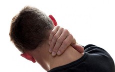 Đau cổ, vai, thắt lưng thường xuyên coi chừng bị bệnh rễ thần kinh