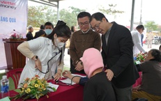 Khám bệnh, cấp phát thuốc miễn phí cho 300 người dân TP Huế