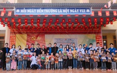 Đoàn Thanh niên Bệnh viện HNĐK Nghệ An khám bệnh, tặng quà cho hơn 350 người dân vùng lũ 
